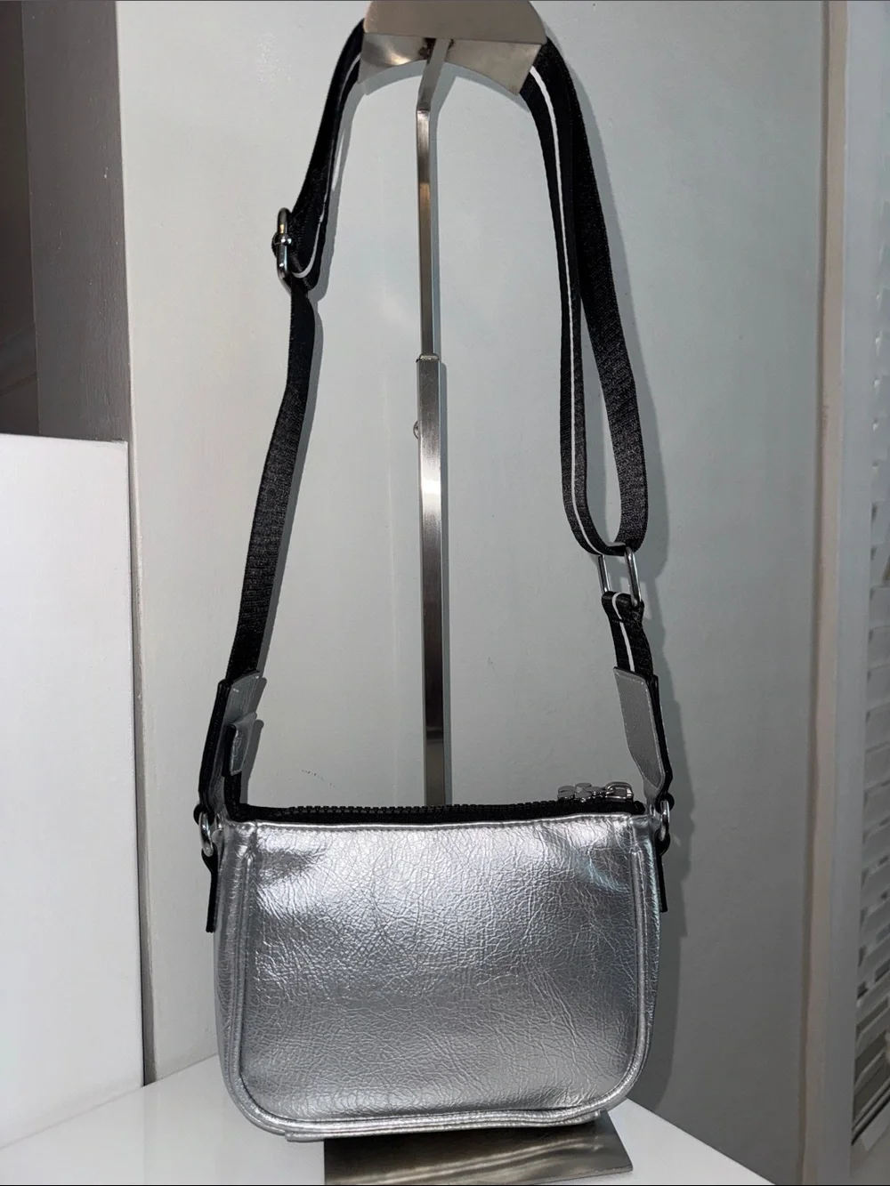 Marc Jacobs Logo Crossbody Bag - Picture 3 of 9